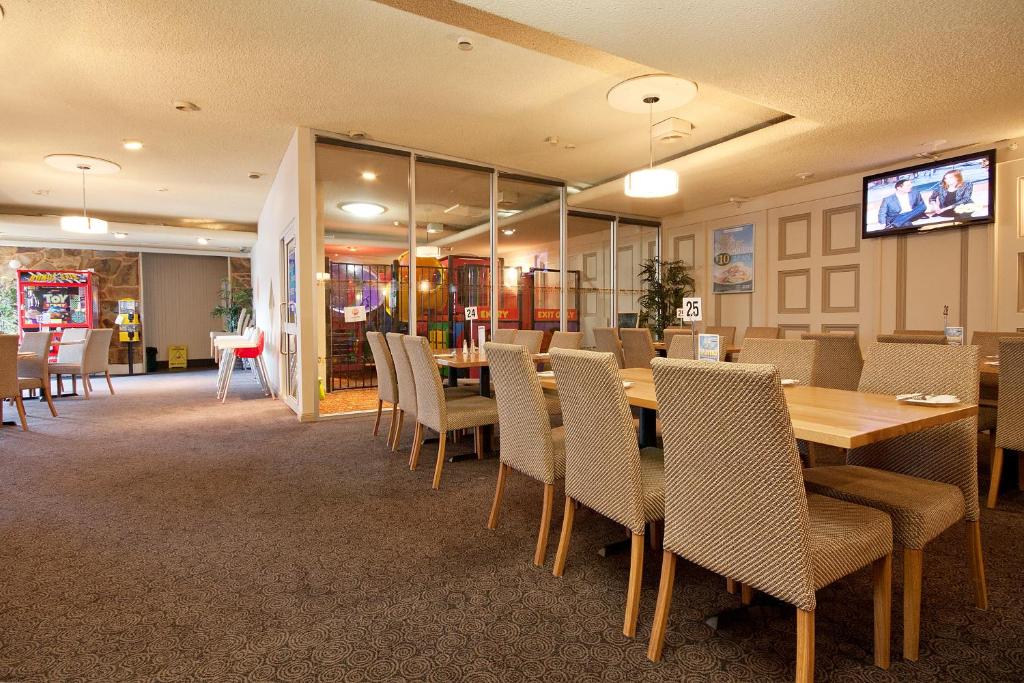 TV a/nebo společenská místnost v ubytování Enfield Hotel