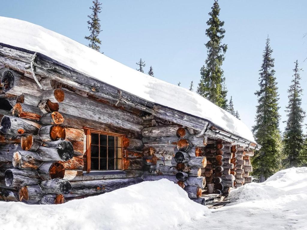 a log cabin in the snow at Holiday Home Luostonseita 3 by Interhome in Luosto