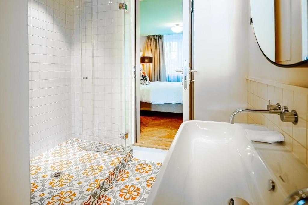 Bilik mandi di Luxury Residences by Widder Hotel