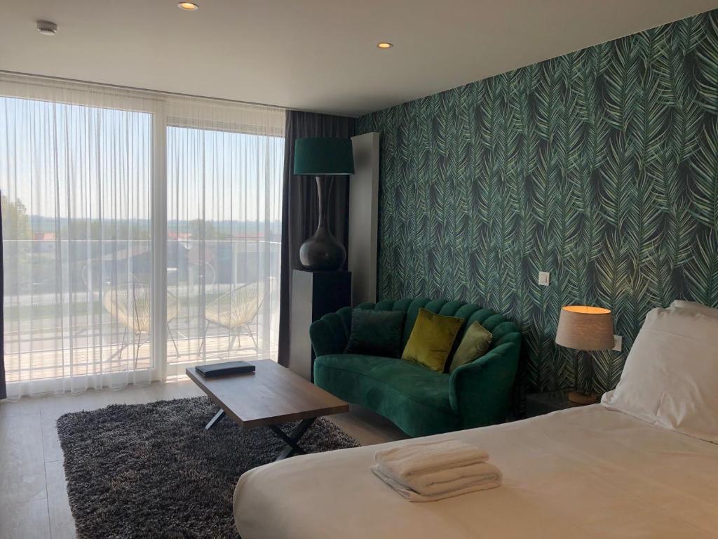 Postel nebo postele na pokoji v ubytování Hotel Acropolis " Op het sportiefste park van de kust "