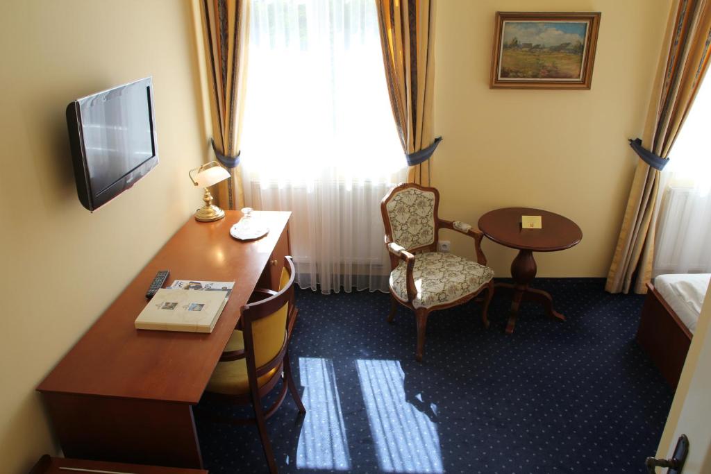 TV a/nebo společenská místnost v ubytování Parkhotel Richmond