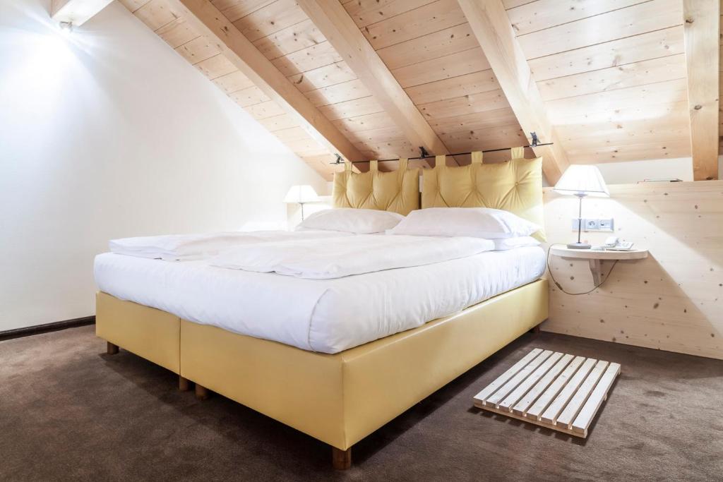 Postel nebo postele na pokoji v ubytování Hotel Bad Schörgau