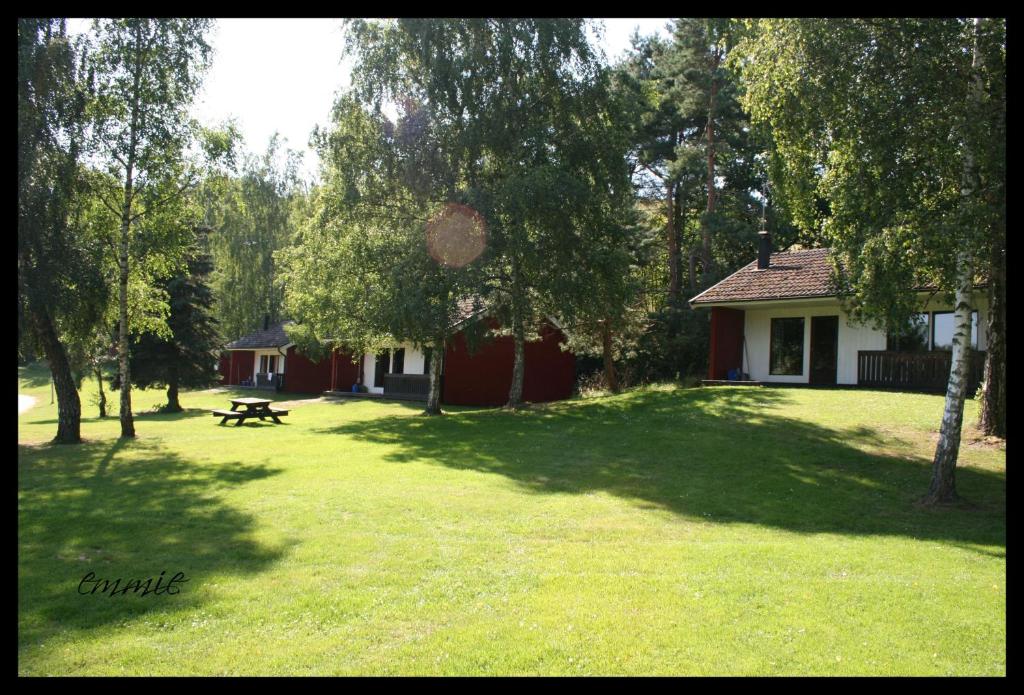 a house with a picnic table in a yard at Degeberga Stugby in Degeberga