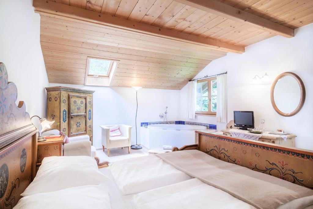 Postel nebo postele na pokoji v ubytování Hotel Bad Schörgau