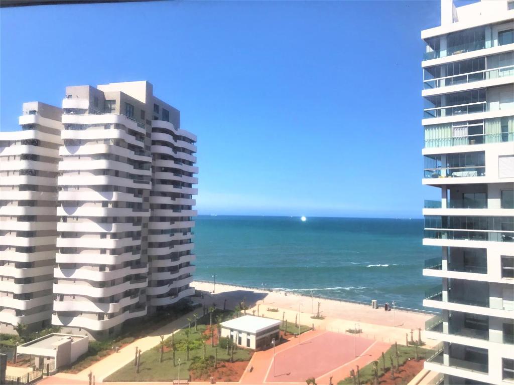 - un balcon offrant une vue sur l'océan dans l'établissement Charming Appartement With a Beautifull View, à Casablanca