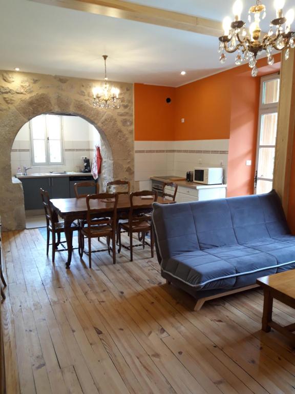 - un salon avec un canapé bleu et une table dans l'établissement Suite avec vue panoramique sur la Truyère, à Entraygues-sur-Truyère