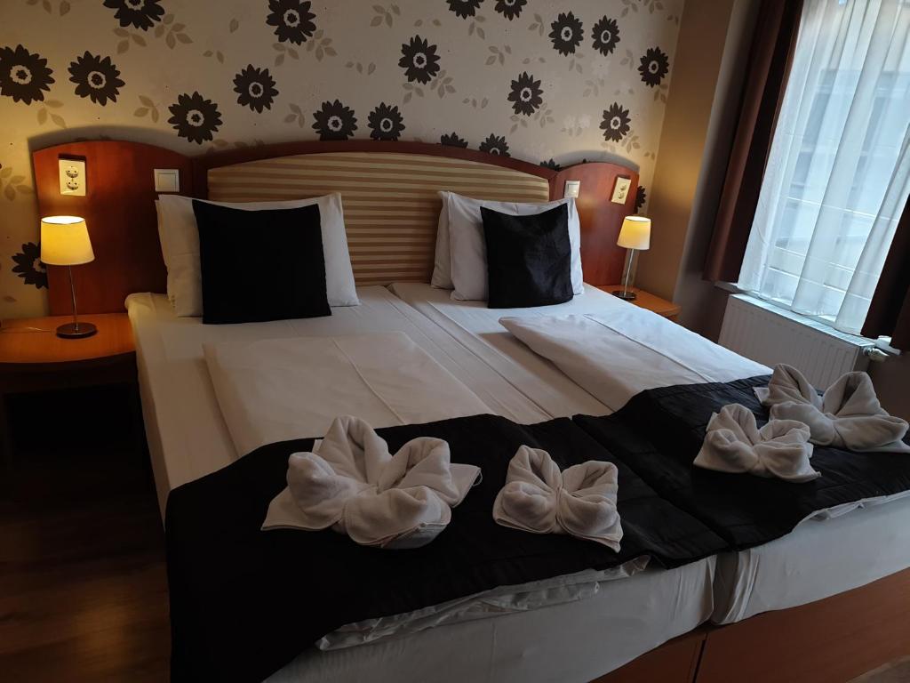 Postel nebo postele na pokoji v ubytování Six Inn Hotel Budapest