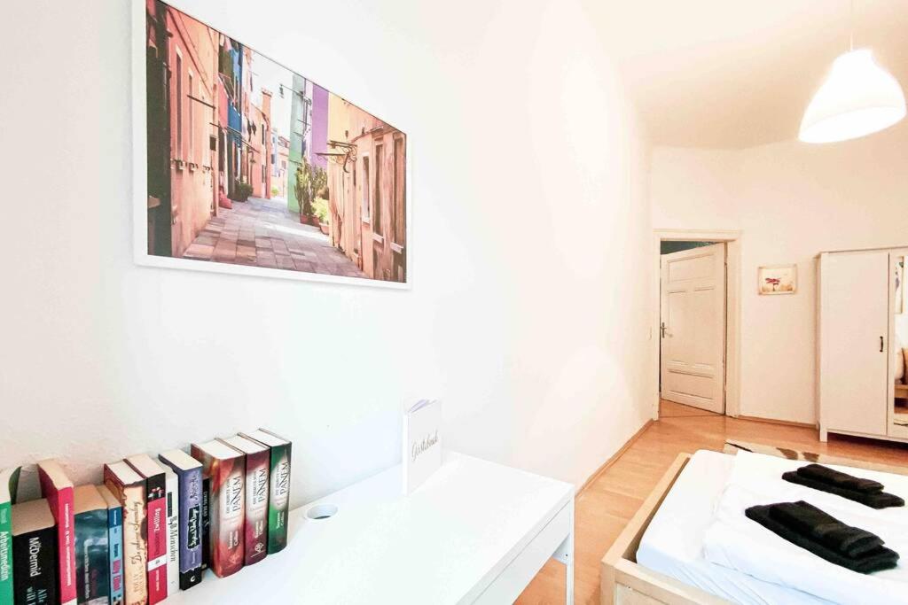 ein Zimmer mit einem Regal mit Büchern an einer Wand in der Unterkunft Altbau-Schmuckstück an der Karli mit riesigem Balkon in Leipzig