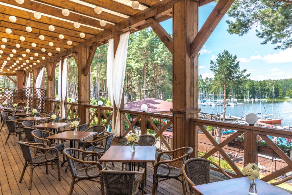 Výhled na řeku, která protéká v blízkosti hotelu
