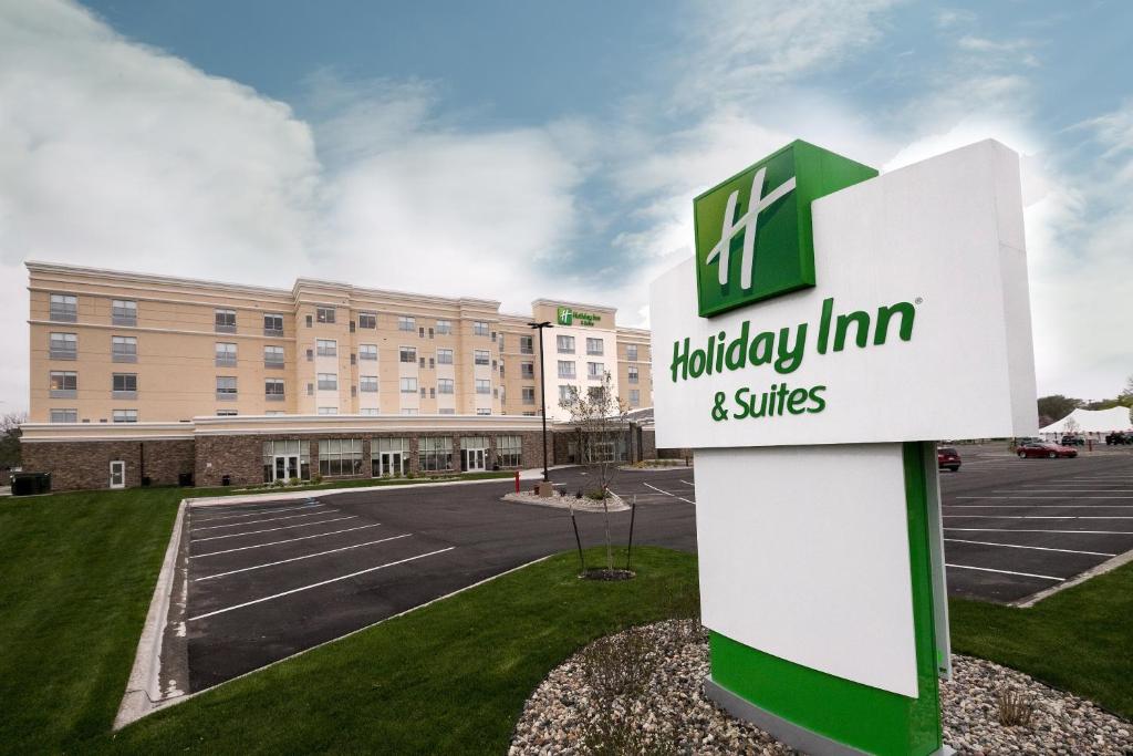 una señal para una posada y suites en Holiday Inn Hotel & Suites - Mount Pleasant, an IHG Hotel en Mount Pleasant