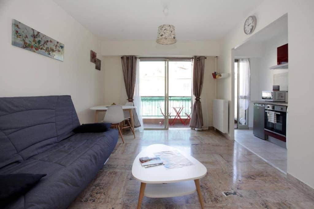un salon avec un canapé et une table dans l'établissement Studio à Nice ensoleillé proche centre et plage, à Nice