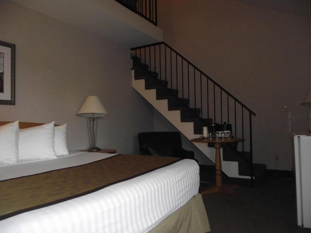 Postel nebo postele na pokoji v ubytování RiverTree Inn & Suites