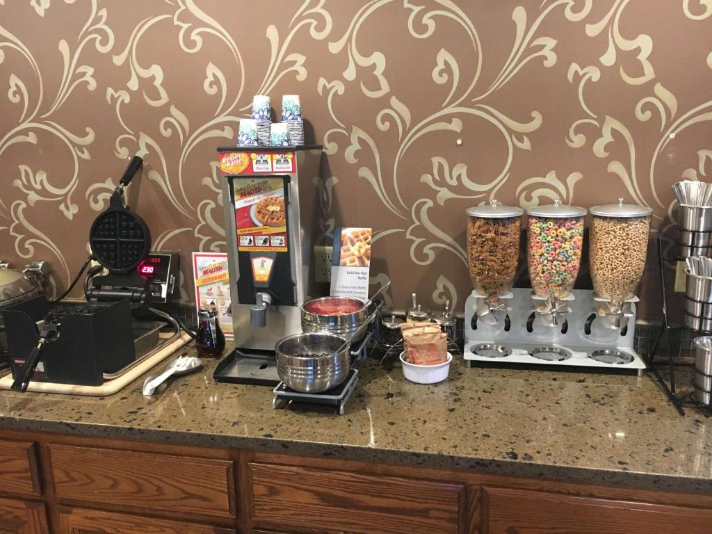 Příslušenství pro přípravu čaje a kávy v ubytování RiverTree Inn & Suites