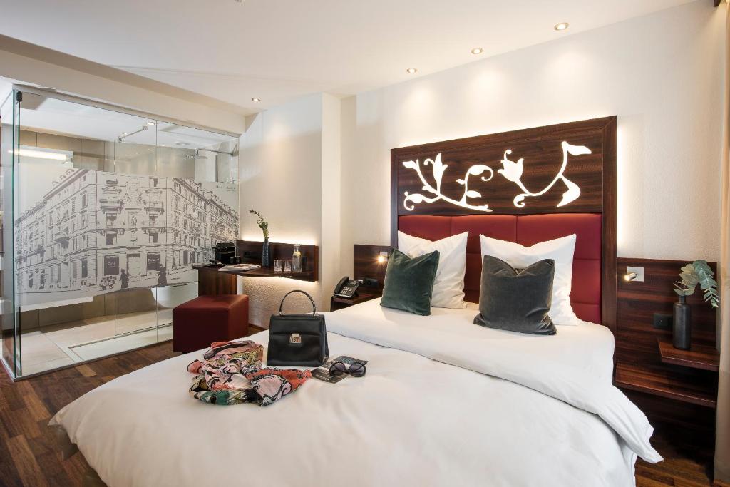 ein Hotelzimmer mit einem Bett und einem Laptop darauf in der Unterkunft Hotel Scheuble in Zürich
