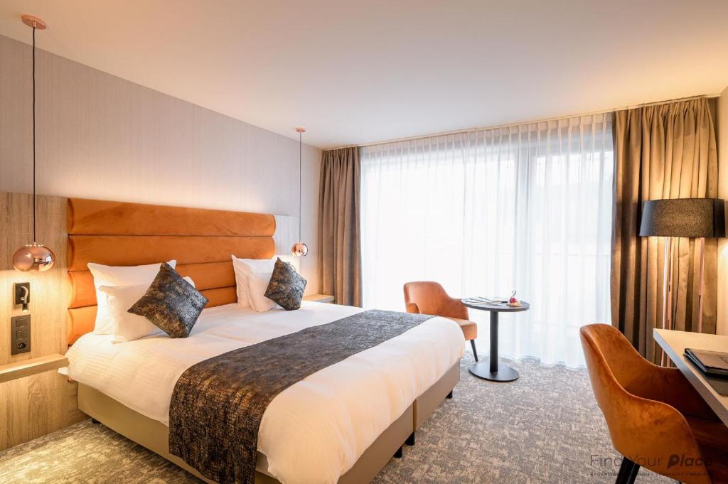 Postel nebo postele na pokoji v ubytování Hotel Restaurant Van Der Valk Nivelles-Sud