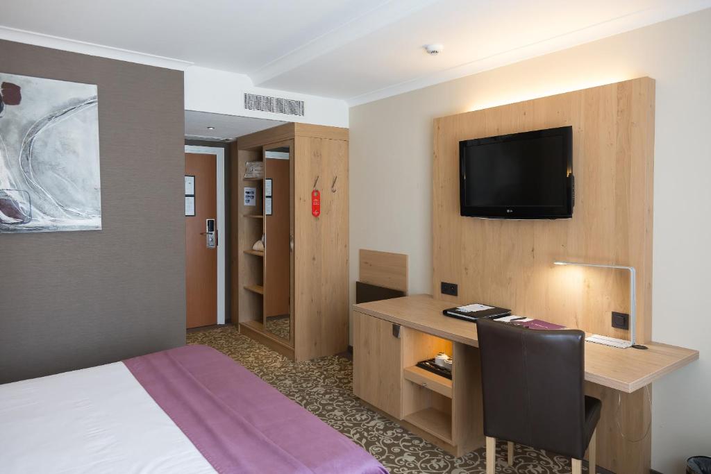 TV a/nebo společenská místnost v ubytování Hotel Restaurant Van Der Valk Nivelles-Sud
