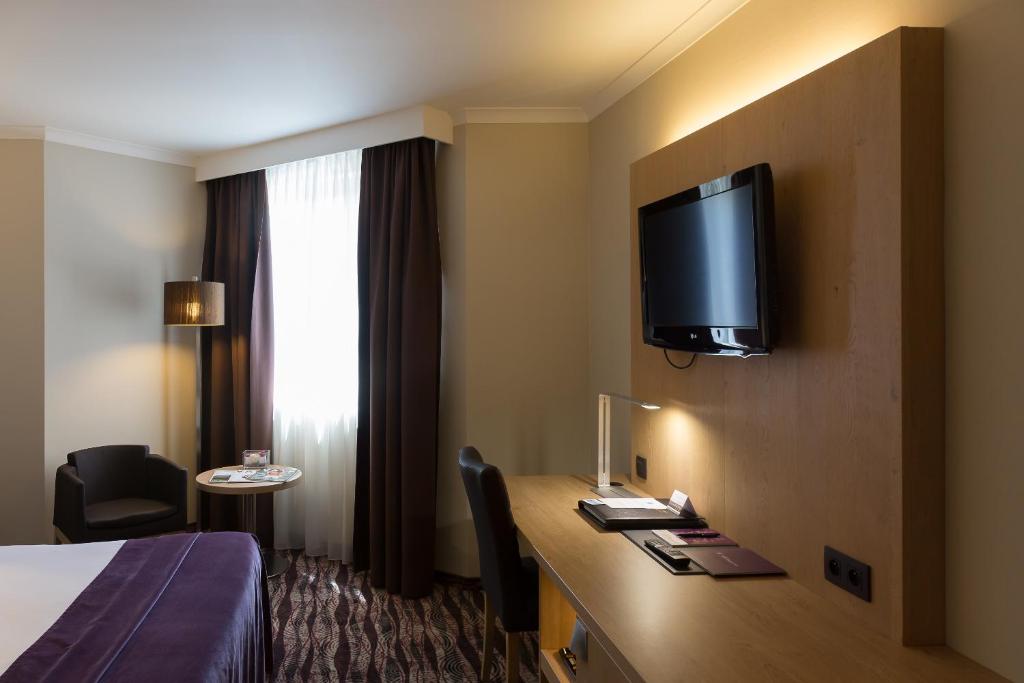 TV a/nebo společenská místnost v ubytování Hotel Restaurant Van Der Valk Nivelles-Sud