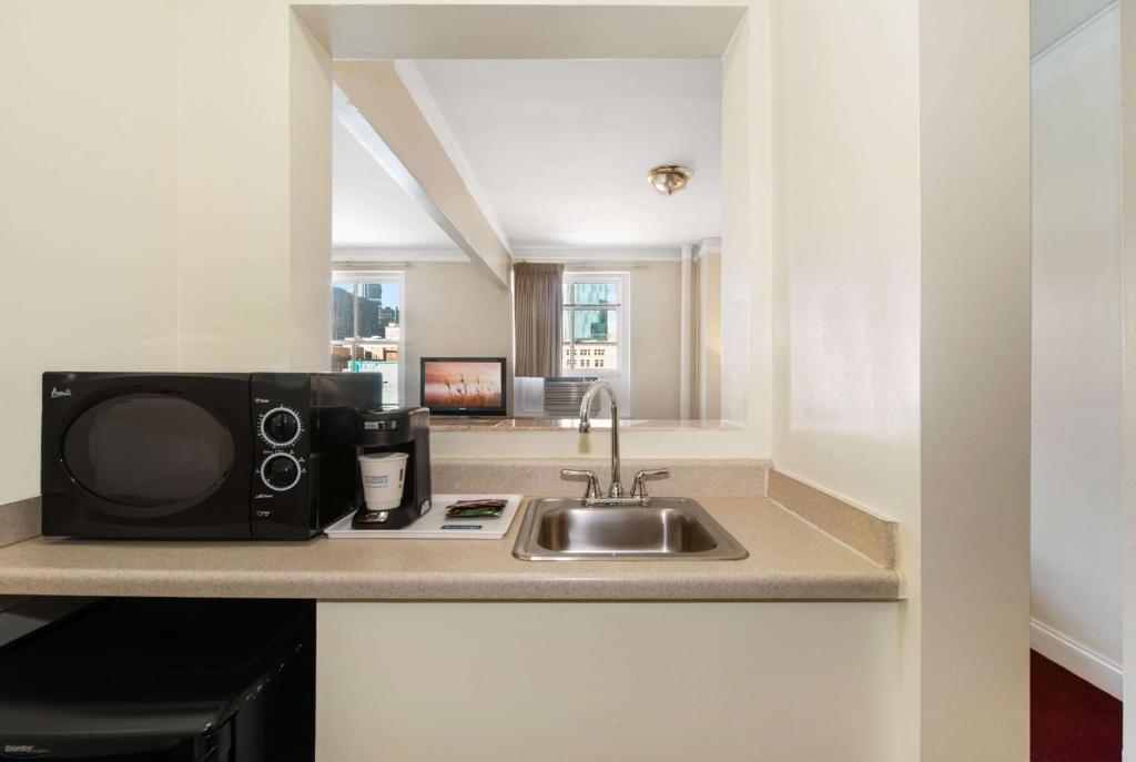 Travelodge by Wyndham Downtown Chicago photo