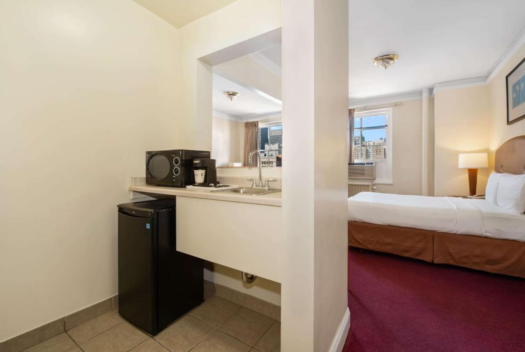 Travelodge by Wyndham Downtown Chicago photo