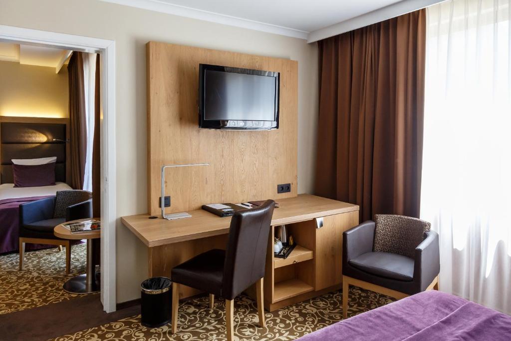 TV a/nebo společenská místnost v ubytování Hotel Restaurant Van Der Valk Nivelles-Sud