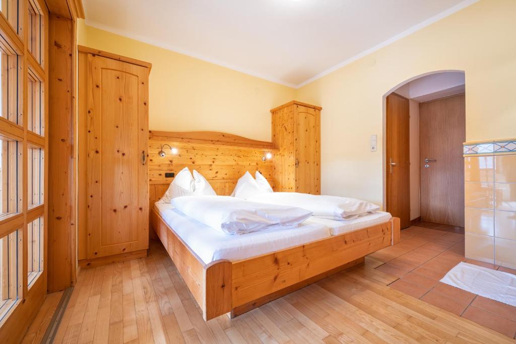 A bed or beds in a room at MAYER - Wirtshaus und Dorfhotel