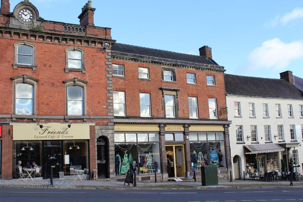 un grande edificio in mattoni con un orologio sopra di Dovedale ad Ashbourne