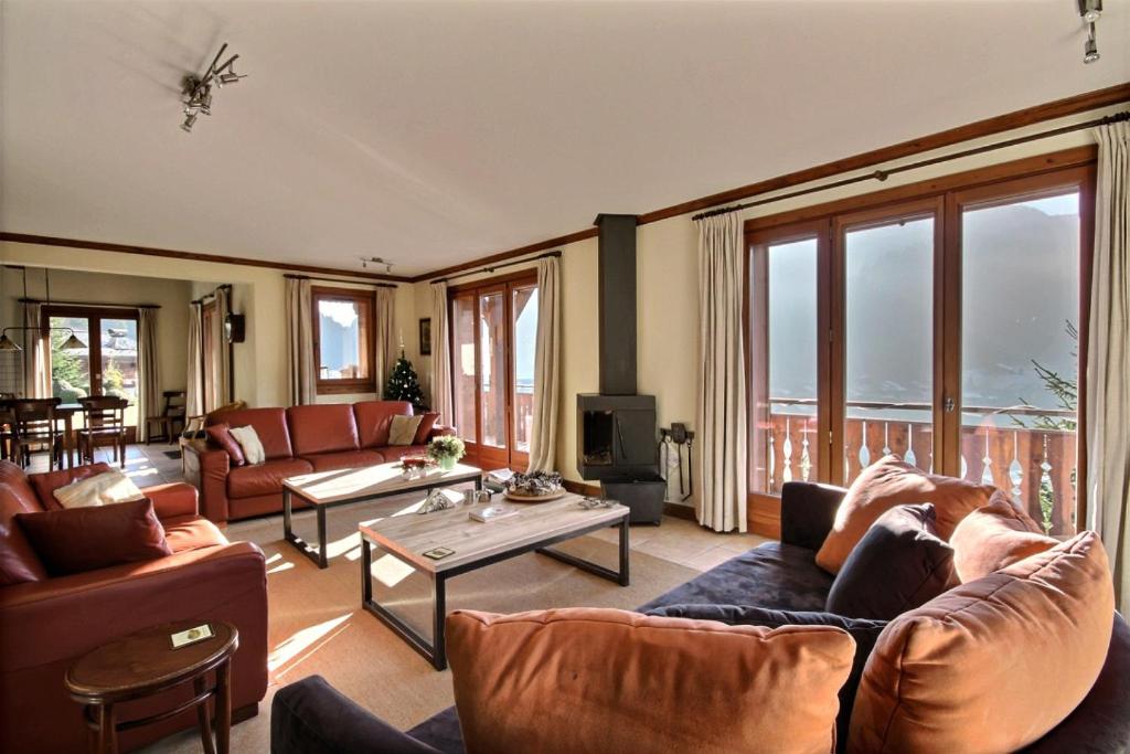 un salon avec des canapés et une table dans l'établissement CHALET - WIFI - SAINT JEAN D'AULPS - 10 Personnes - TAPTOP, à Saint-Jean-dʼAulps