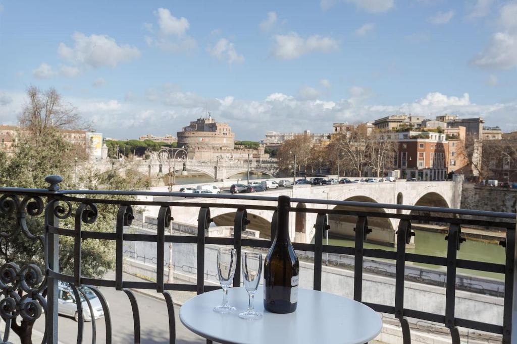 ローマにあるHouse Sant'Angelo great viewの- バルコニーにワイン1本とワイングラス2杯