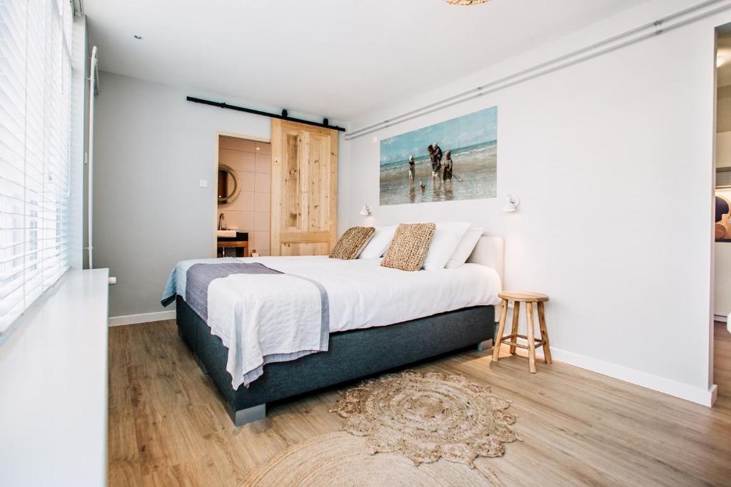 een slaapkamer met een groot bed in een kamer bij West 7 in Zandvoort