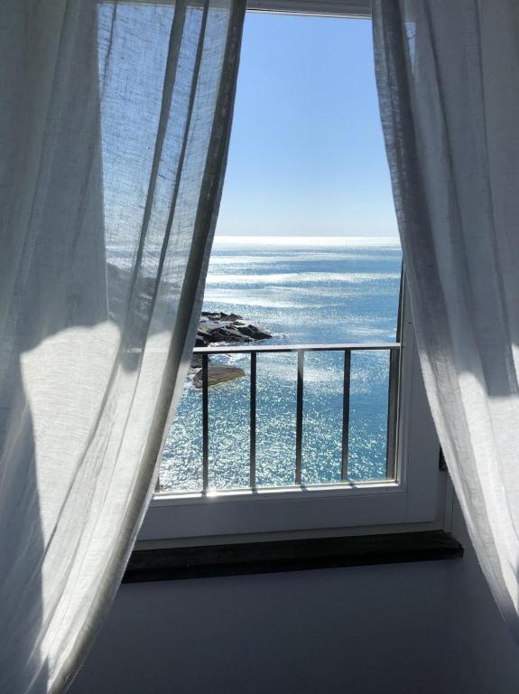 a window with a view of the ocean at La Polena Camere Vernazza - Suite vista mare in Vernazza