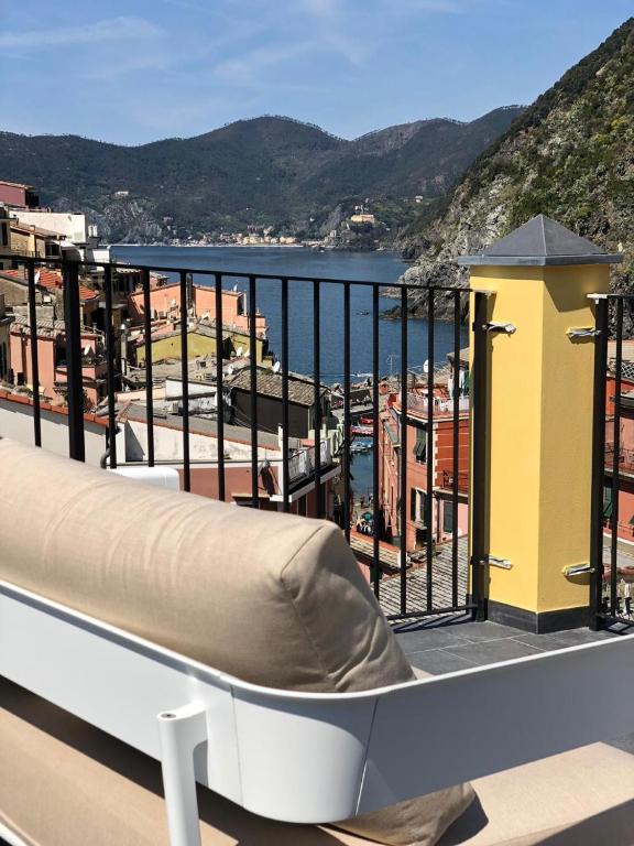 a balcony with a bed and a view of the water at La Polena Camere Vernazza - Suite vista mare in Vernazza