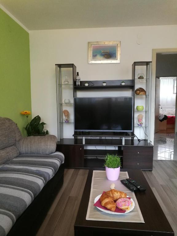 Televízia a/alebo spoločenská miestnosť v ubytovaní Relax apartman Split