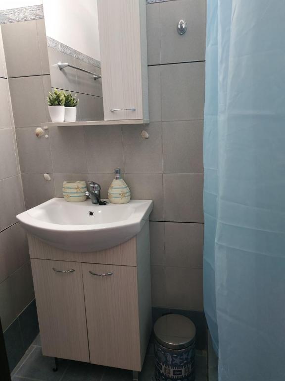 A bathroom at Παραθαλασσια στουντιο Μιχαλιας Sea view studio Michalias