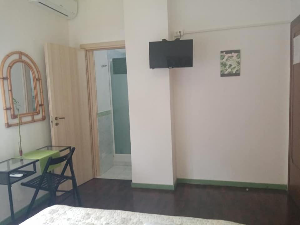 Pokój z łóżkiem, stołem i lustrem w obiekcie Florinda B&B Viareggio w Viareggio