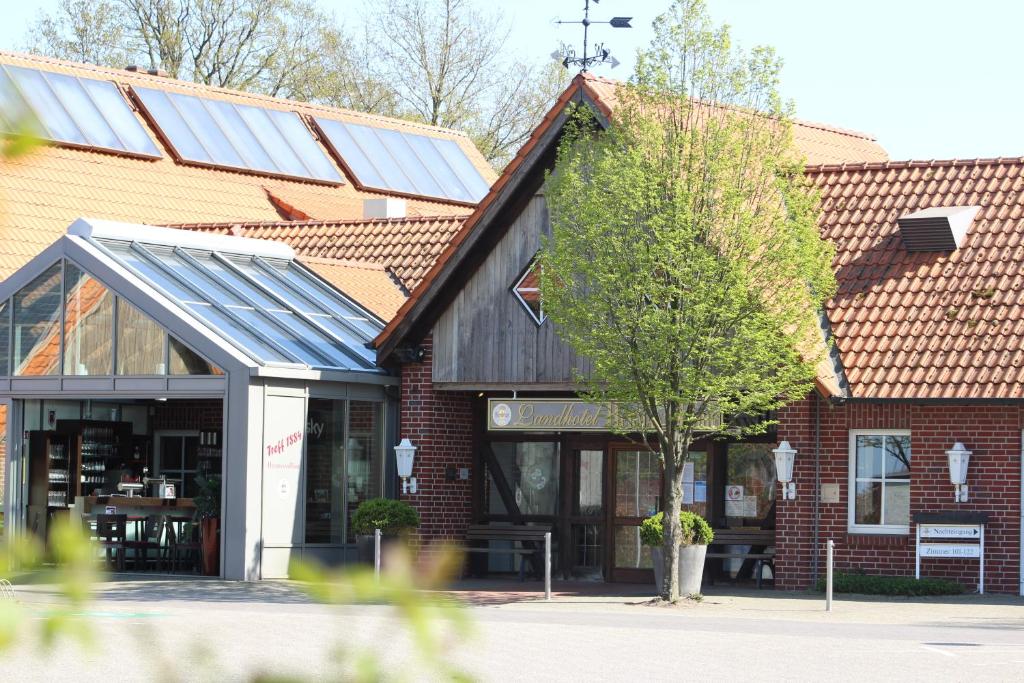 ein Gebäude mit Sonnenkollektoren darüber in der Unterkunft Landhotel Hermannshöhe in Legden