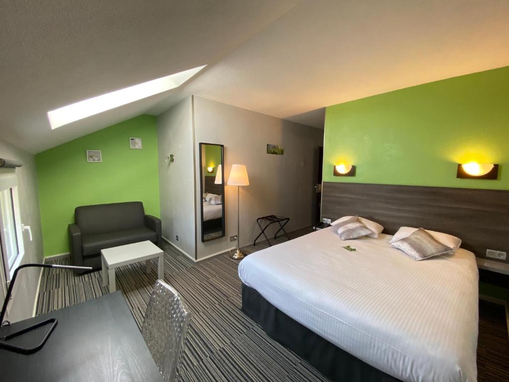 Säng eller sängar i ett rum på Hôtel Bagatelle