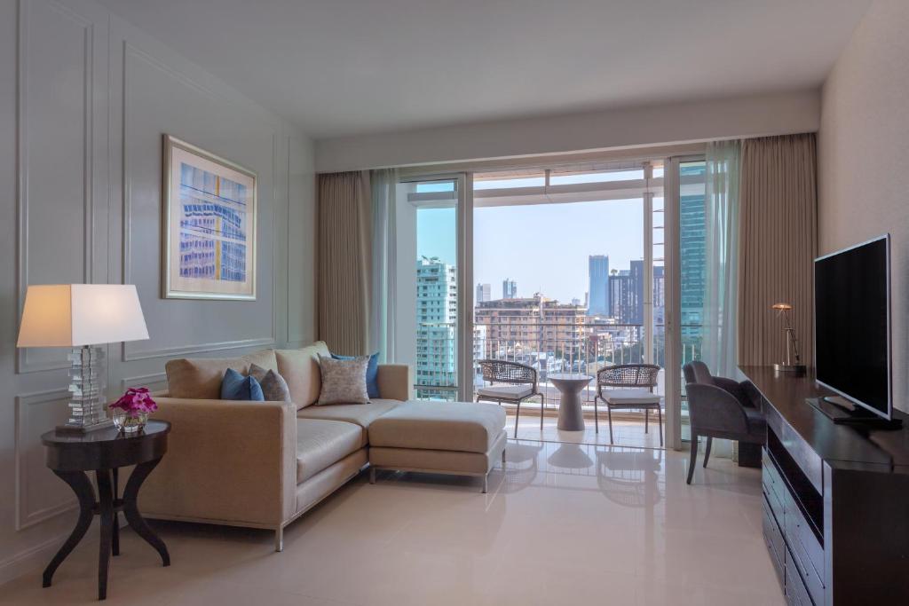 Dusit Suites Hotel Ratchadamri, Bangkok - One-Bedroom Deluxe Suite King