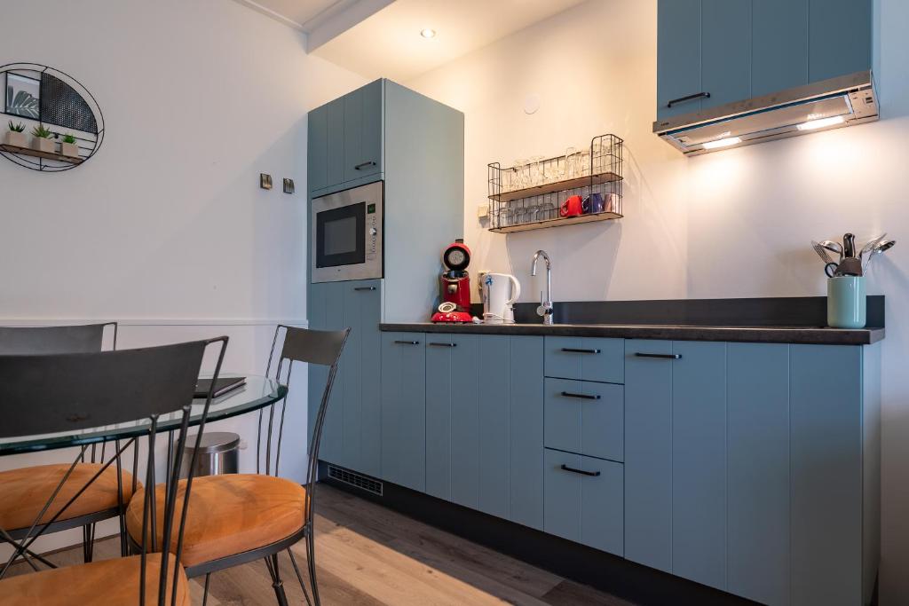 Kuchyň nebo kuchyňský kout v ubytování Hotel Almenum - het sfeervolle stadslogement -