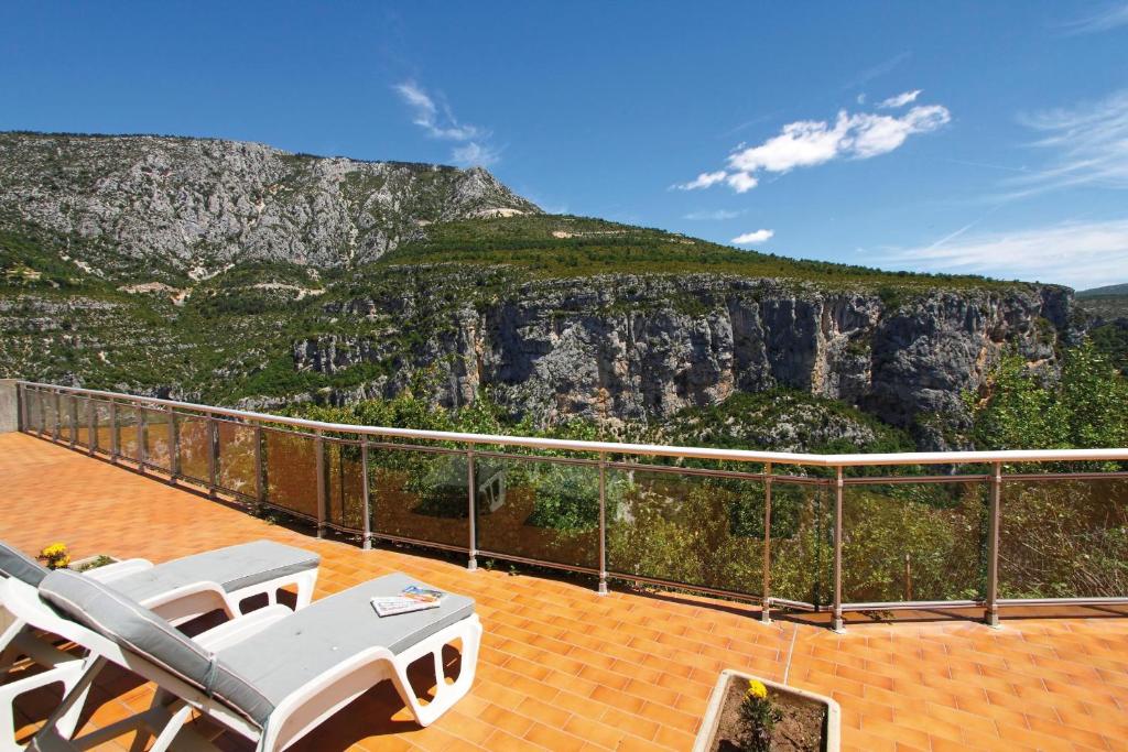a balcony with a view of a mountain at Hotel Grand Canyon du Verdon in Aiguines