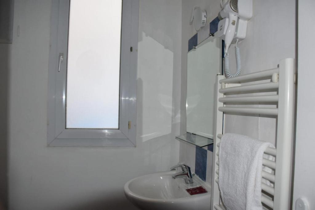 Koupelna v ubytování Hôtel Résidence Champerret