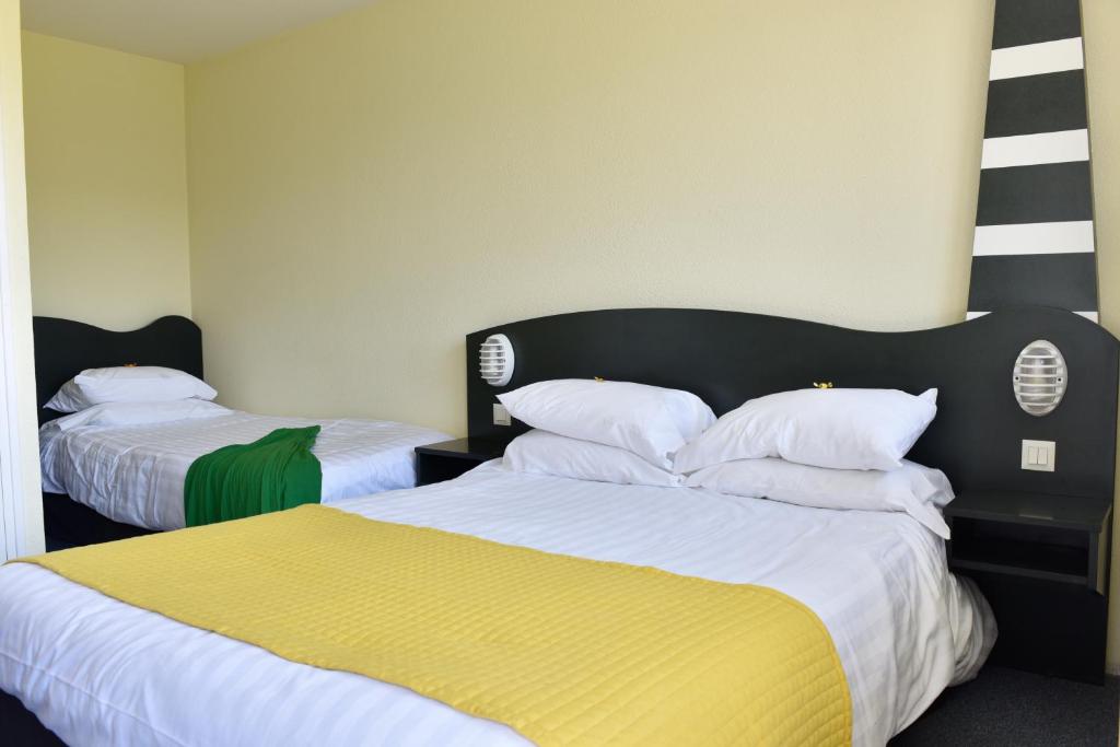 Postel nebo postele na pokoji v ubytování Hôtel Heod - Binic - Saint-Quay-Portrieux