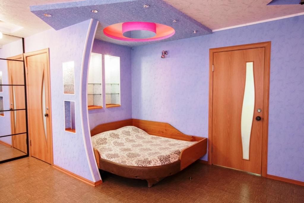 チャイコフスキーにあるГостиница квартирного типаのベッドルーム1室(二段ベッド1組、天井付)