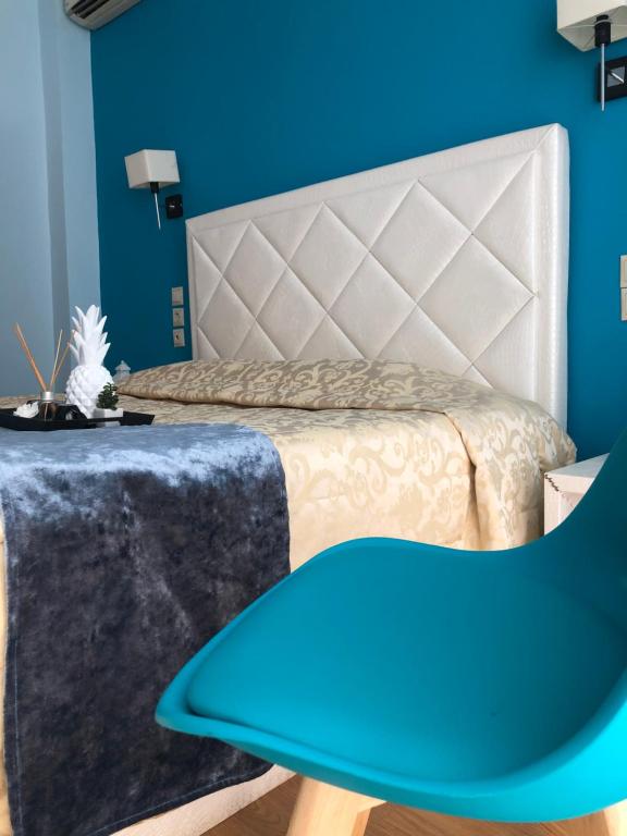 ein blaues Schlafzimmer mit einem Bett und einem blauen Tisch in der Unterkunft Hotel Rodini in Kato Rodini