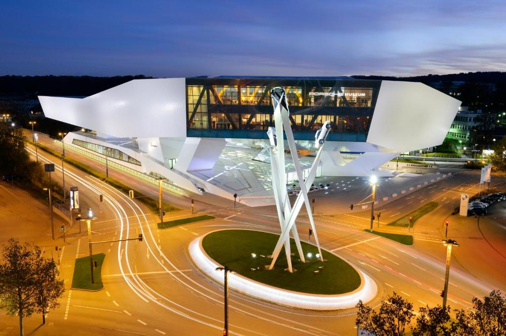 ein Bahnhof in der Nacht mit einem Gebäude in der Unterkunft Holiday Inn Stuttgart, an IHG Hotel in Stuttgart