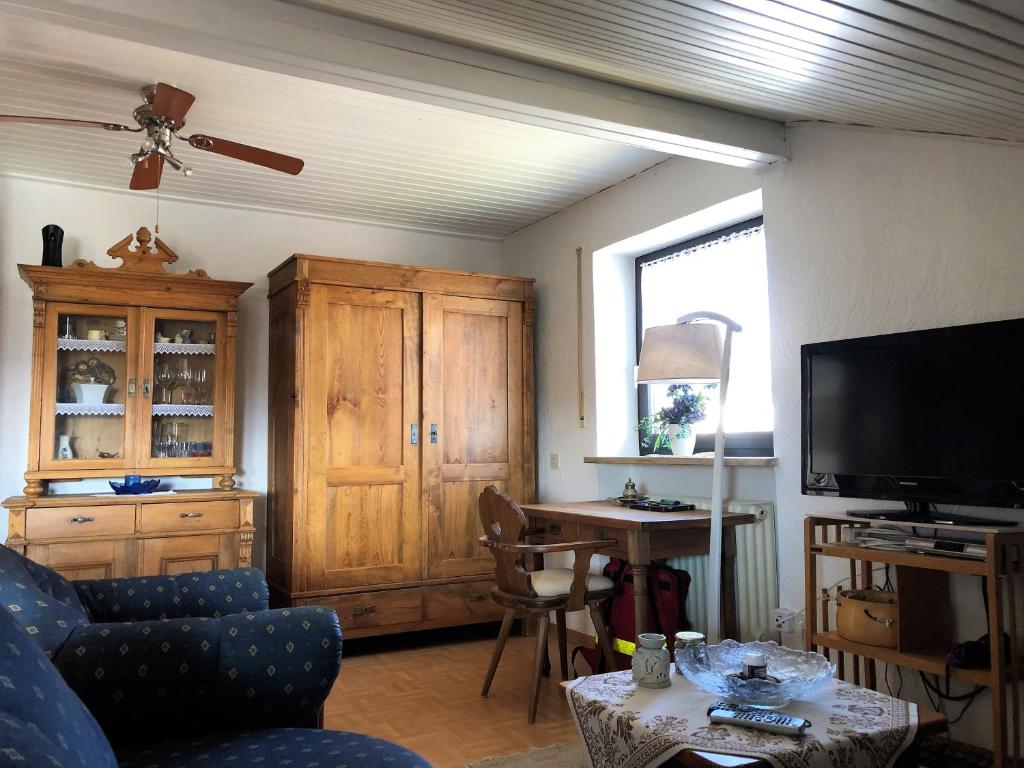 a living room with a tv and a table and a tvictericter at Ferienwohnung Boller II in Marktredwitz