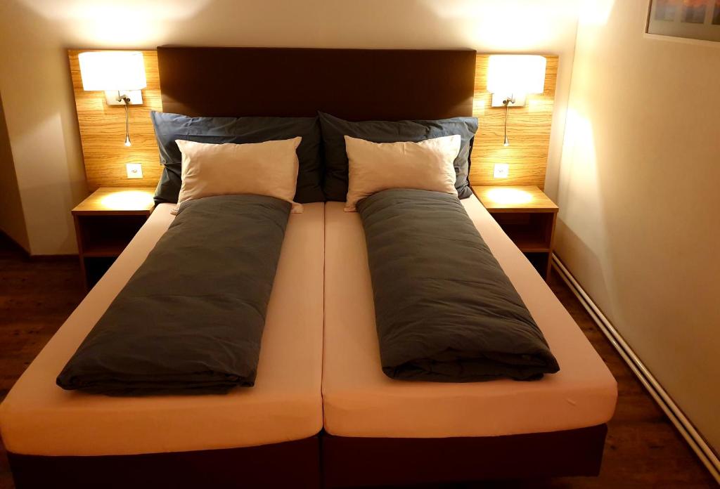 Postel nebo postele na pokoji v ubytování Hotel Römerbad