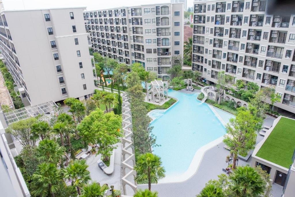 華欣的住宿－Lacasita484 In Huahin，公寓大楼享有泳池的空中景致