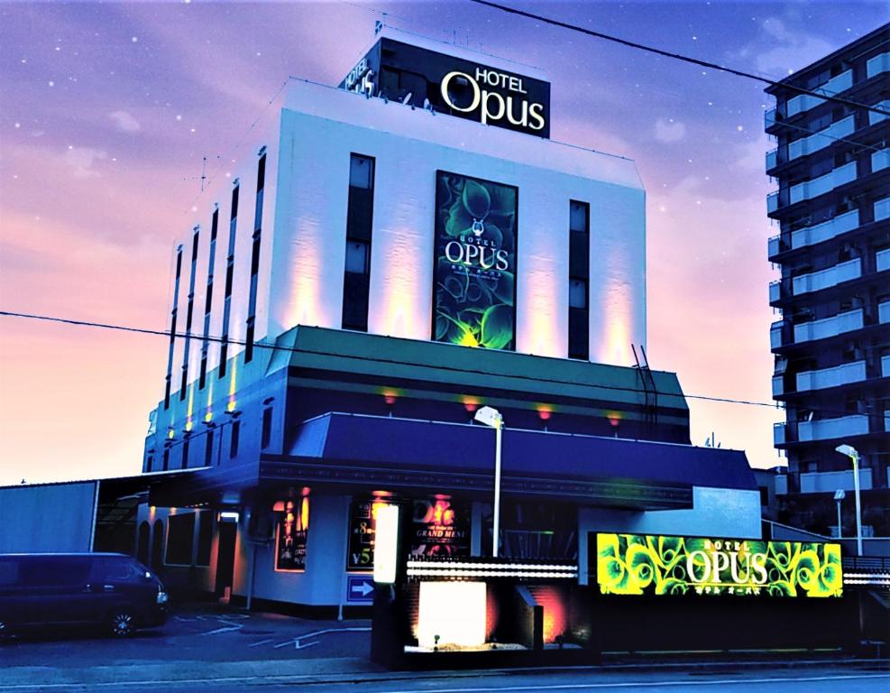 春日井市にあるHotel Opus -Adult only-の側面に看板がある建物