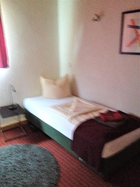 Postel nebo postele na pokoji v ubytování Hotel Saarland Lebach