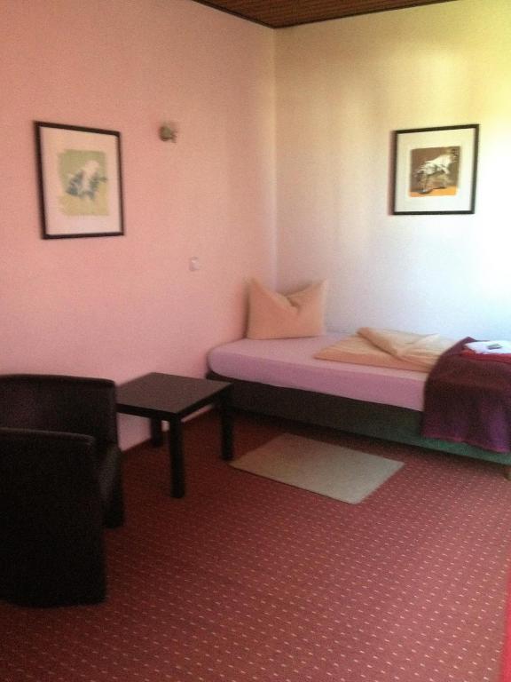Postel nebo postele na pokoji v ubytování Hotel Saarland Lebach